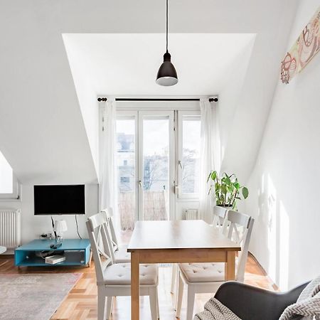 Relax Into Loft Living At A Light-Filled City Escape 布达佩斯 外观 照片