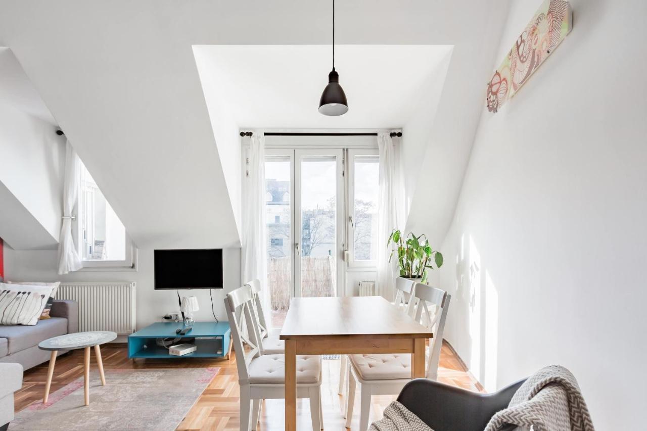 Relax Into Loft Living At A Light-Filled City Escape 布达佩斯 外观 照片